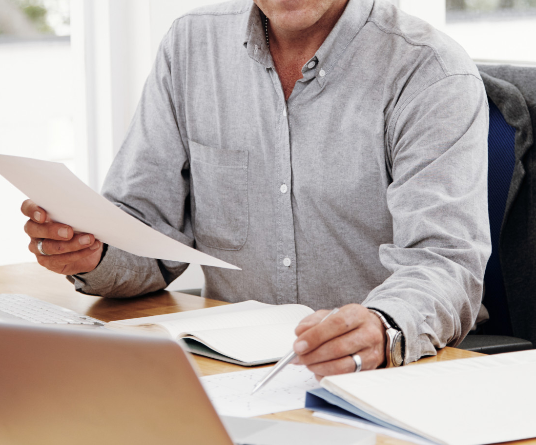 Abogado con documentación en la mesa de despacho